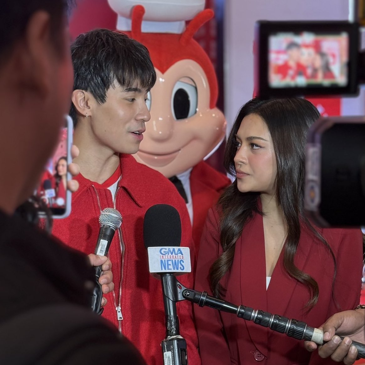 zellereen's tweet image. There’s a kind of joy that feels like home. Like the first bite of chickenjoy after a long day. Or a quiet laugh over shared fries. that’s what Mika and Brent bring. Comfort, closeness, and love that lingers.
JOY DELIVERED WITH MIKBRENT
#MikBrentforJollibee | #JollibeeApp