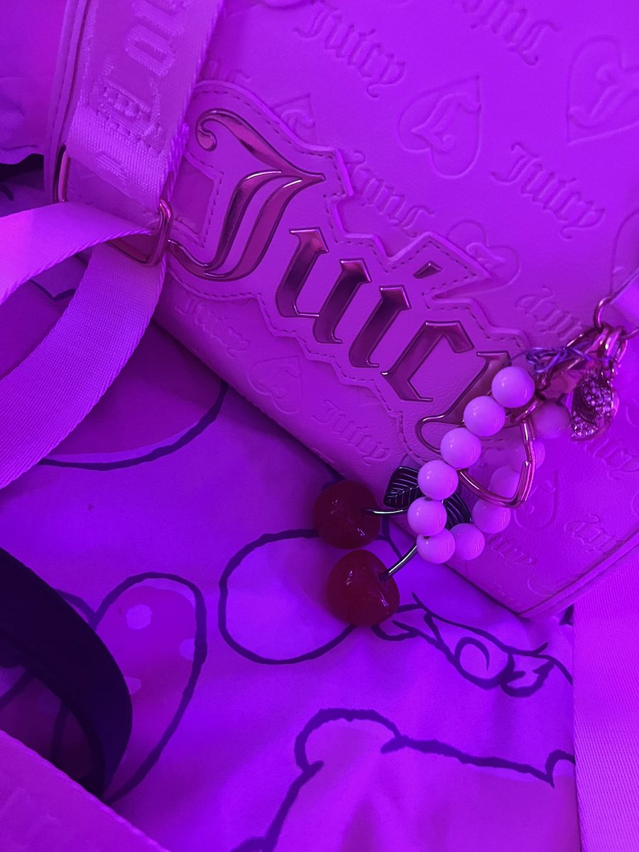 AkumaMikoVT's tweet image. I have a keyboard for my iPad now ^_^ ๐ฉต
Itโs rlly cute and I used the pearl handle thingy that came on the box as a second charm for my new juicy bag it looks soooo cute with the cherries !! ๐ฉต๐