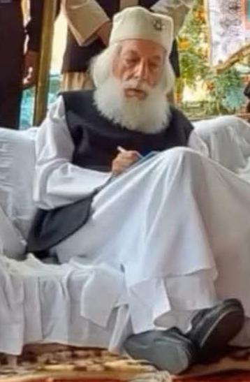 #بیعقل_او_جاهل صوفیان!!!!
د #تصوّف انکار هیڅوک نکوي،تصوف یوه حقه لاره ده.
د تصوّف په تاریخ کې داسې اولیاءالله کرام لرو،چې بلامبالغه یې سړی په ژوندون د جنت زېری ورکولای شي' د بېلګې په توګه د غزني محترم ضیاءالمشایخ ص تقبله الله،چې د اهل باطل لخوا په بې رحمي سره په شهادت رسېدلی.