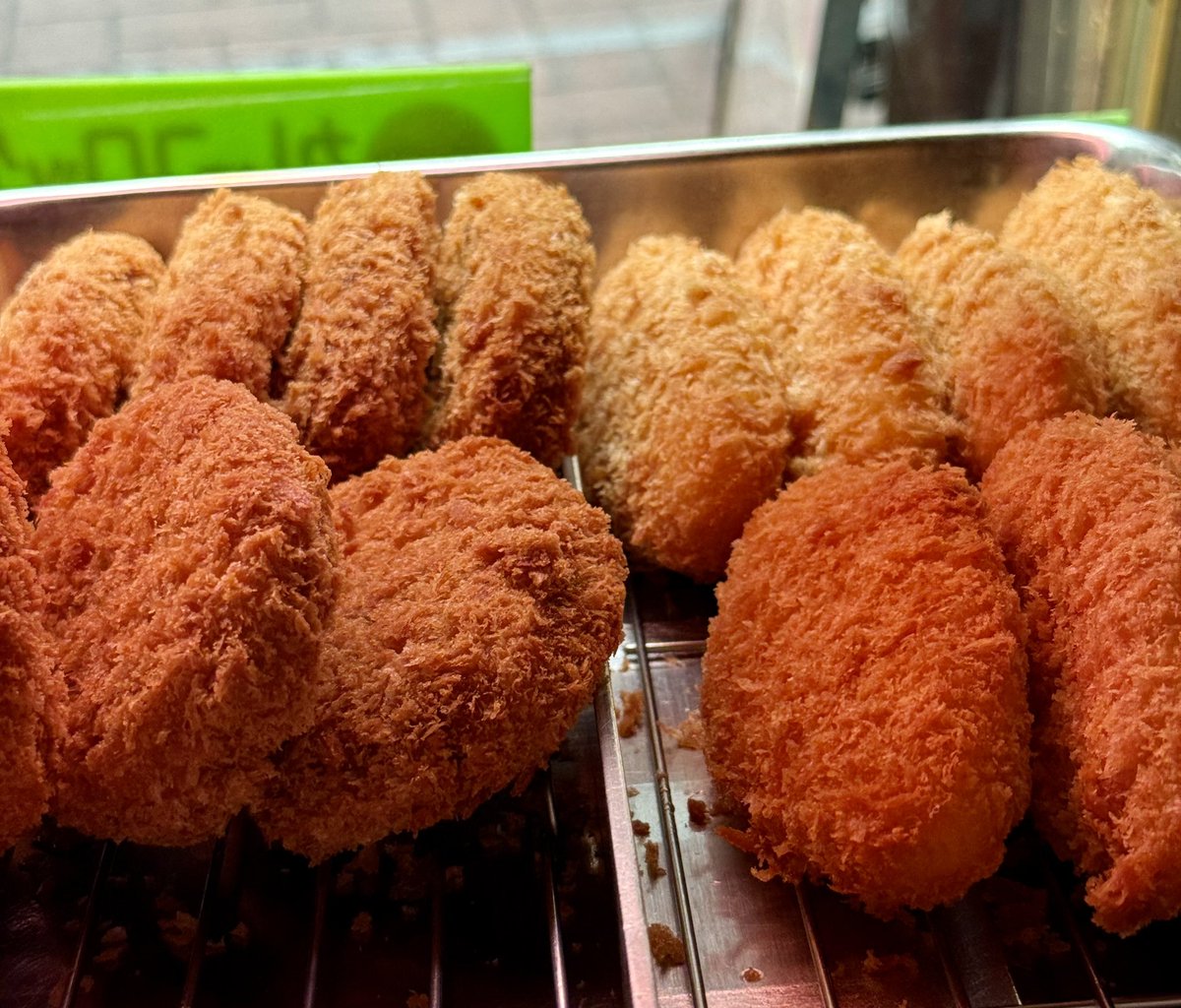 MEAT_ARAI's tweet image. 【 7月28日（月）営業中です】

✨カレー🍛コロッケ

✨コーン🌽コロッケ

#あげもの #揚げ物 #いたばしPay
#ウマーベラス #テイクアウト
#板橋グルメ #板橋区 #大山町
#MEATARAI  #ミートアライ
#アライ精肉店 #新井精肉店