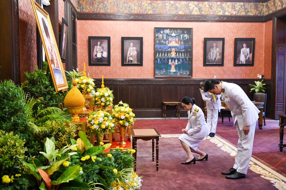 IngshinF36874's tweet image. แพทองธาร ชินวัตร รัฐมนตรีว่าการกระทรวงวัฒนธรรม พร้อมคู่สมรส ทูลเกล้าฯ ถวายแจกันดอกไม้ เบื้องหน้าพระบรมฉายาลักษณ์ และลงนามถวายพระพรชัยมงคลพระบาทสมเด็จพระเจ้าอยู่หัว เนื่องในโอกาสวันเฉลิมพระชนมพรรษา ๒๘ กรกฎาคม ๒๕๖๘ ณ ห้องแดง อาคารหน่วยราชการในพระองค์ 904  💛🙏🏻  
#ทรงพระเจริญ