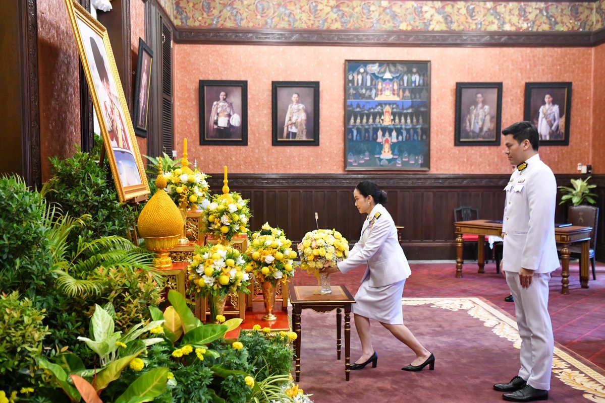 IngshinF36874's tweet image. แพทองธาร ชินวัตร รัฐมนตรีว่าการกระทรวงวัฒนธรรม พร้อมคู่สมรส ทูลเกล้าฯ ถวายแจกันดอกไม้ เบื้องหน้าพระบรมฉายาลักษณ์ และลงนามถวายพระพรชัยมงคลพระบาทสมเด็จพระเจ้าอยู่หัว เนื่องในโอกาสวันเฉลิมพระชนมพรรษา ๒๘ กรกฎาคม ๒๕๖๘ ณ ห้องแดง อาคารหน่วยราชการในพระองค์ 904  💛🙏🏻  
#ทรงพระเจริญ
