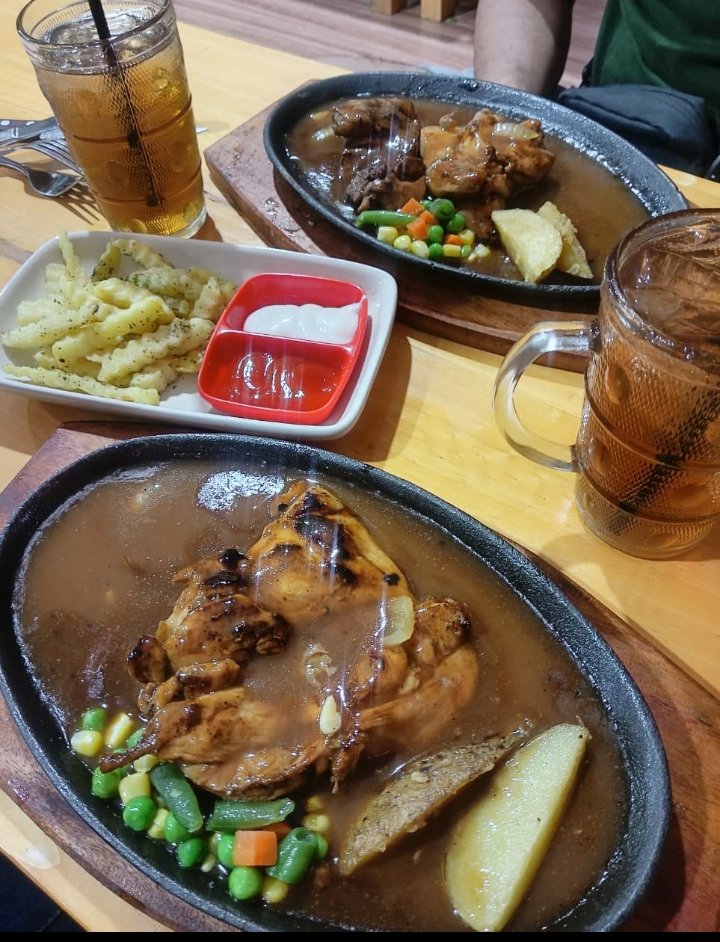 KheyL4_8's tweet image. Jangan tanya satu porsi berapa?
yang pasti 500 ribu masih dapat kembalian tapi bukan seberapa harga nya atau apa yang di makan yang lebih berharga dengan siapa makannya (tidak sendiri yaa) 🥰💚
Maksi yukk 😋😃