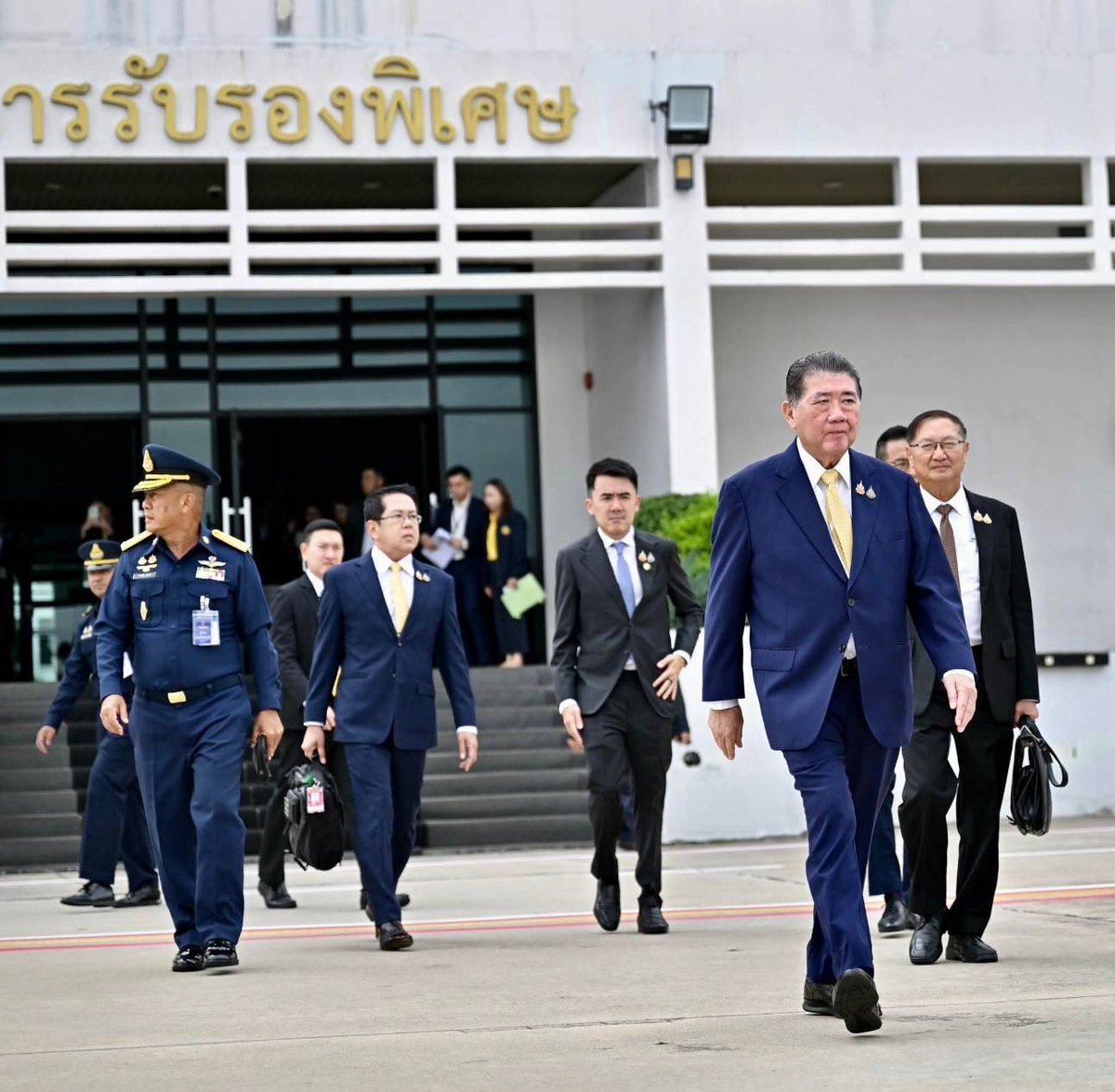 Lookesarnn's tweet image. เลขาฯชนินทร์ ร่วมเดินทางพร้อมทีมเจรจาประเทศไทย เพื่อหารือกับฝ่ายกัมพูชาในการรักษาสันติภาพของภูมิภาคตามคำเชิญของประธานอาเซียน ที่ประเทศมาเลเซียในช่วงบ่ายนี้ ส่งกำลังใจครับ #ไทยกัมพูชา