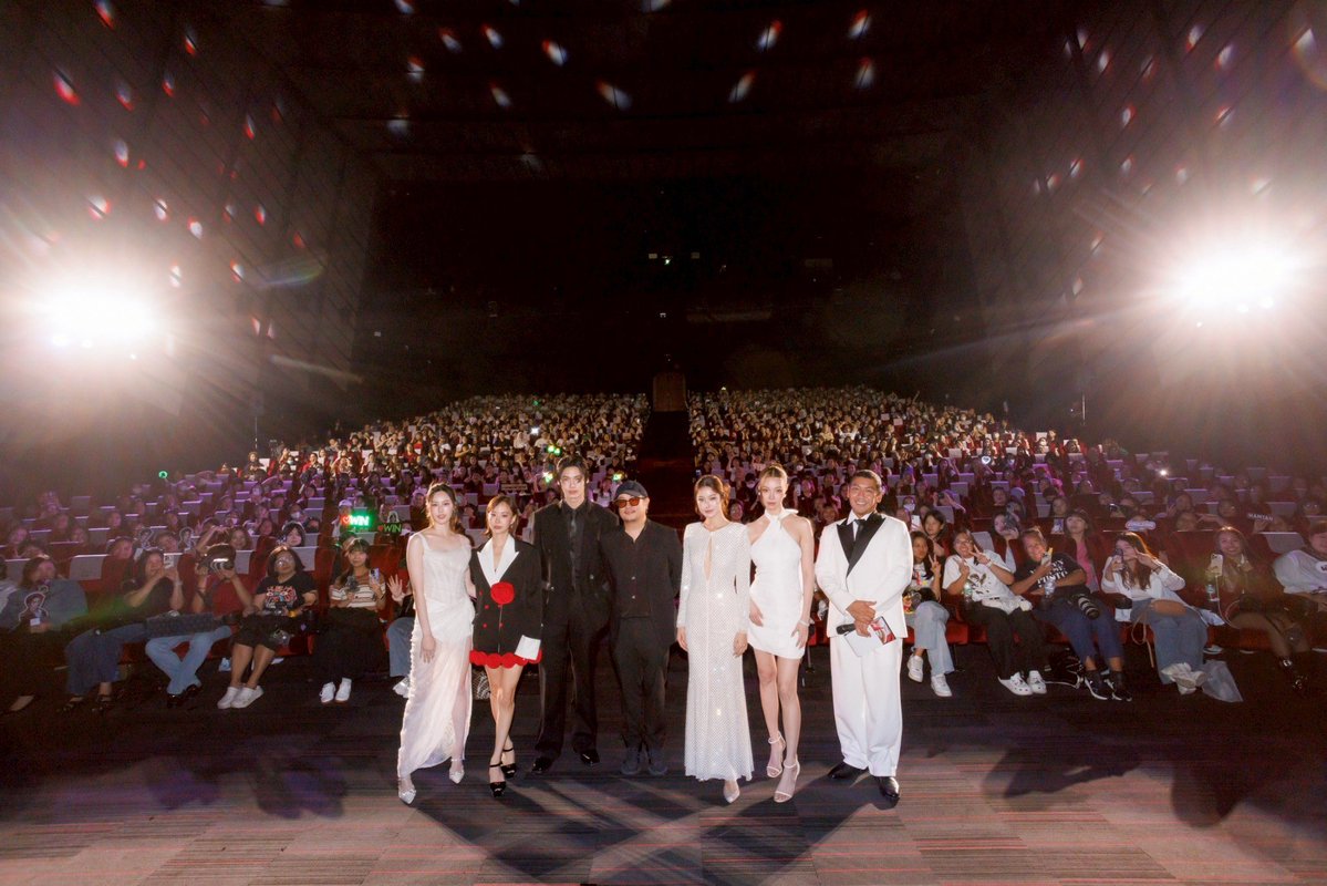 KAOHIT_ENT's tweet image. สุดเข้มข้น!! “วิน-เต้ย” นำทีมเปิดปมปริศนาความเชื่อลึกลับ ดูตอนแรกซีรีส์ “บุหงาหมื่นภมร ENIGMA BLACK STAGE” แฟนๆ ลุ้นตัวเกร็ง ในงาน “บุหงาหมื่นภมร Enigma Black Stage First Screening” 
#winmetawin #toeyjarinporn #NamtanTipnaree #jingjingyu36 #mintthisharr #EnigmaBlackStageEP1…