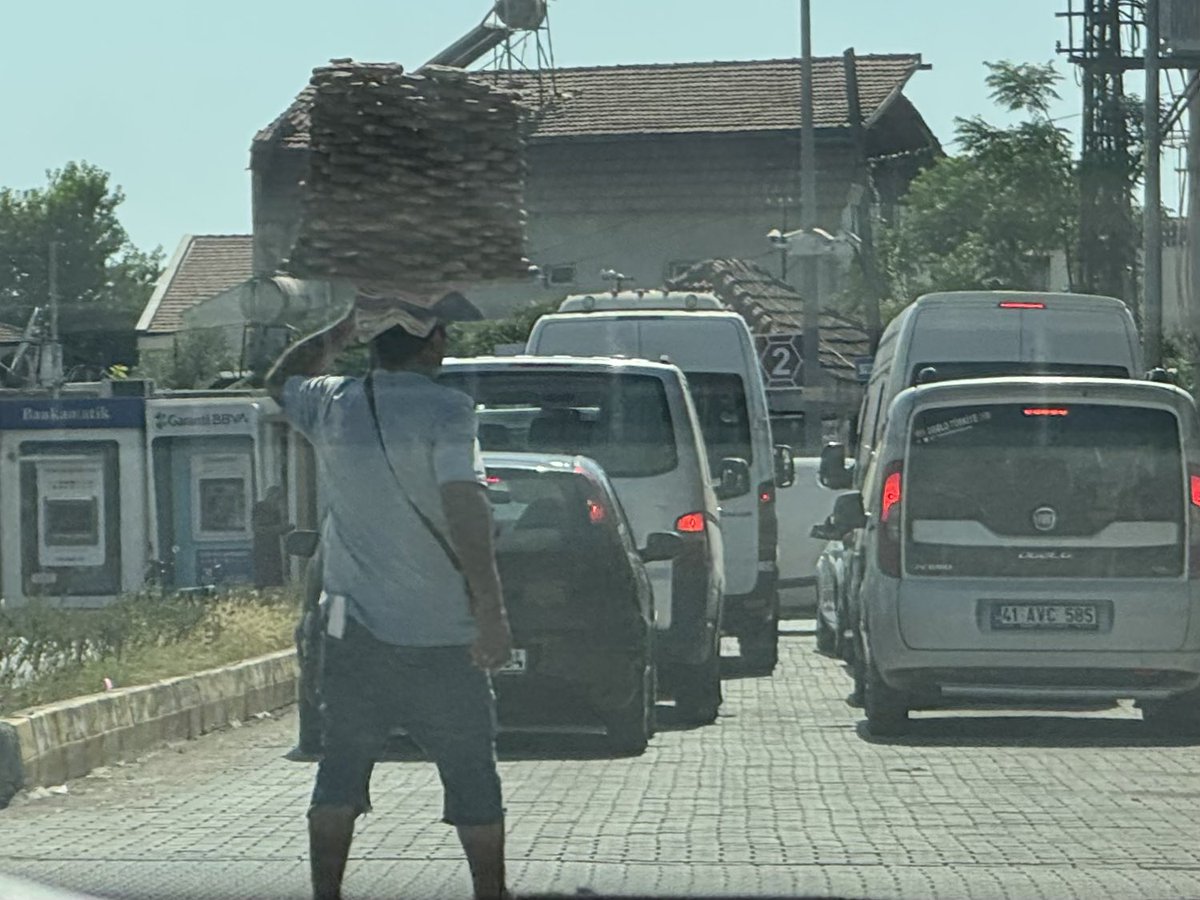 AlinaV_Psy's tweet image. How to carry a load of pretzels skillfully 

PS: I wouldn&apos;t recommend crossing the road in the middle of traffic though, unless in Turkey, of course