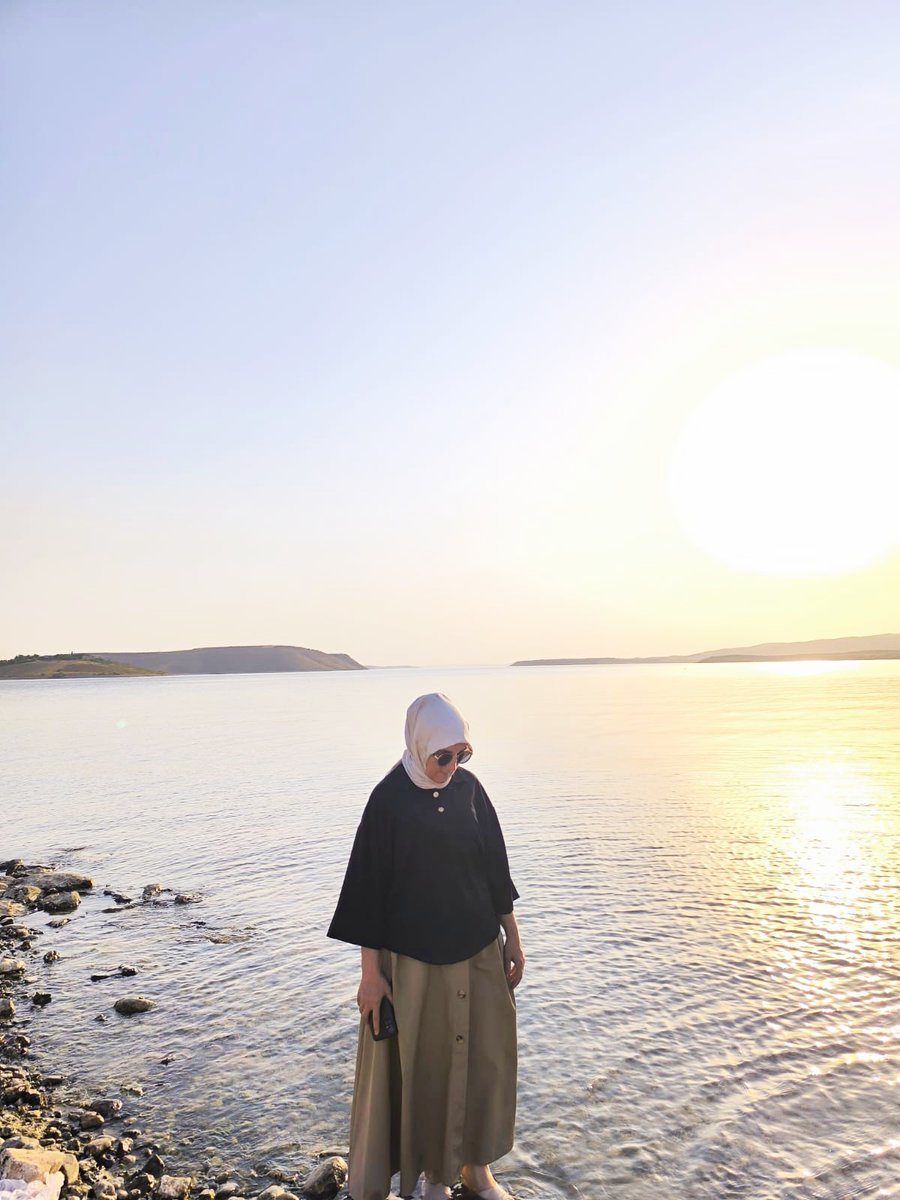 Bir gün anlayacaksın senin için ucuz olan yüreğimin paha biçilmez değerini.
İşte o vakit sermek isteyeceksin yüreğindeki bütün hazineleri ucuz yüreğimin ayaklarına 
Ama nafile nafile iş işten çoktan geçmiş olacak!!