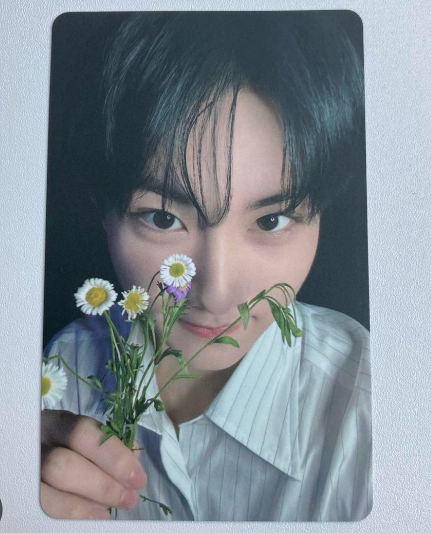 jnugwonie's tweet image. why does the black background look like long hair on jungwon 😭