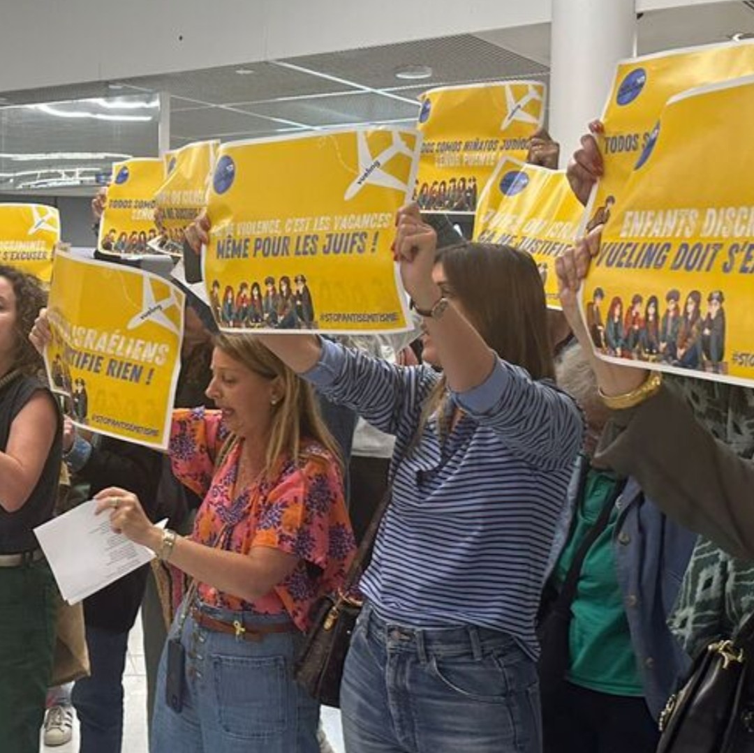 Hier, une cinquantaine de personnes ont manifesté à Orly contre le comportement antisémite de la compagnie Vueling.
Une action ma foi tout à fait légitime et qui s'est déroulée dans le calme.
Nous étions bien loin des protestations des individus en keffieh hurlant en brandissant
