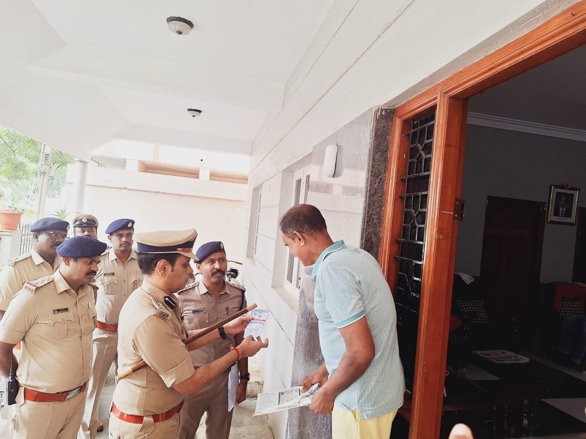 DCP West Bengaluru (@dcpwestbcp) on Twitter photo <a href="/BwnagarPS/">Basaveshwara Nagar PS | ಬಸವೇಶ್ವರನಗರ ಪೊಲೀಸ್ ಠಾಣೆ</a> ವ್ಯಾಪ್ತಿಯಲ್ಲಿ #ManeManegePolice ಕಾರ್ಯಕ್ರಮದಡಿಯಲ್ಲಿ ಬಡವಾಣೆಯ ವಿವಿಧ ಮನೆಗಳಿಗೆ ಭೇಟಿ ನೀಡಿ ಸಾರ್ವಜನಿಕರ ಸುರಕ್ಷತೆಗಾಗಿ <a href="/BlrCityPolice/">ಬೆಂಗಳೂರು ನಗರ ಪೊಲೀಸ್ BengaluruCityPolice</a> ರು ಕೈಗೊಂಡಿರುವ ಕ್ರಮಗಳ ಕುರಿತು ಮಾಹಿತಿ ನೀಡಿ, ಅವರ ಕುಂದುಕೊರತೆಗಳನ್ನು ಆಲಿಸಿ, ಸಲಹೆಗಳನ್ನು ಪಡೆಯಲಾಯಿತು.
#ಮನೆಮನೆಗೆಪೊಲೀಸ್ #ಮನಮನದಲ್ಲೂಪೊಲೀಸ್ <a href="/CPBlr/">CP Bengaluru ಪೊಲೀಸ್ ಆಯುಕ್ತ ಬೆಂಗಳೂರು</a> <a href="/BwnagarPS/">Basaveshwara Nagar PS | ಬಸವೇಶ್ವರನಗರ ಪೊಲೀಸ್ ಠಾಣೆ</a> ವ್ಯಾಪ್ತಿಯಲ್ಲಿ #ManeManegePolice ಕಾರ್ಯಕ್ರಮದಡಿಯಲ್ಲಿ ಬಡವಾಣೆಯ ವಿವಿಧ ಮನೆಗಳಿಗೆ ಭೇಟಿ ನೀಡಿ ಸಾರ್ವಜನಿಕರ ಸುರಕ್ಷತೆಗಾಗಿ <a href="/BlrCityPolice/">ಬೆಂಗಳೂರು ನಗರ ಪೊಲೀಸ್ BengaluruCityPolice</a> ರು ಕೈಗೊಂಡಿರುವ ಕ್ರಮಗಳ ಕುರಿತು ಮಾಹಿತಿ ನೀಡಿ, ಅವರ ಕುಂದುಕೊರತೆಗಳನ್ನು ಆಲಿಸಿ, ಸಲಹೆಗಳನ್ನು ಪಡೆಯಲಾಯಿತು.
#ಮನೆಮನೆಗೆಪೊಲೀಸ್ #ಮನಮನದಲ್ಲೂಪೊಲೀಸ್ <a href="/CPBlr/">CP Bengaluru ಪೊಲೀಸ್ ಆಯುಕ್ತ ಬೆಂಗಳೂರು</a>