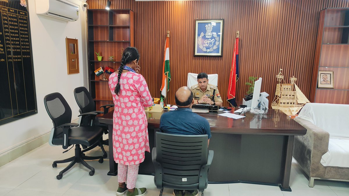 sonbhadrapolice's tweet image. श्री अशोक कुमार मीणा, पुलिस अधीक्षक सोनभद्र द्वारा आज के जनता दर्शन कार्यक्रम में फरियादियों की समस्याएं गंभीरतापूर्वक सुनी गईं। प्राप्त जन शिकायतों के त्वरित एवं गुणवत्तापूर्ण निस्तारण हेतु संबंधित अधिकारियों को आवश्यक दिशा-निर्देश दिए गए। #जनता_दर्शन #SP_Sonbhadra
@Uppolice