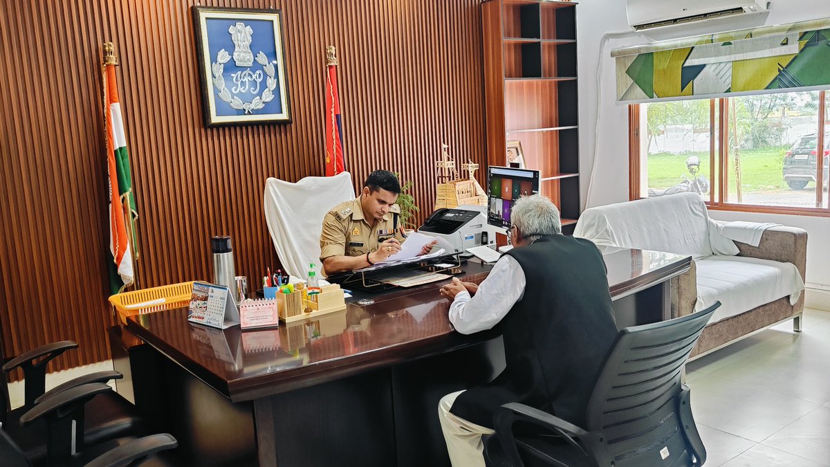 sonbhadrapolice's tweet image. श्री अशोक कुमार मीणा, पुलिस अधीक्षक सोनभद्र द्वारा आज के जनता दर्शन कार्यक्रम में फरियादियों की समस्याएं गंभीरतापूर्वक सुनी गईं। प्राप्त जन शिकायतों के त्वरित एवं गुणवत्तापूर्ण निस्तारण हेतु संबंधित अधिकारियों को आवश्यक दिशा-निर्देश दिए गए। #जनता_दर्शन #SP_Sonbhadra
@Uppolice