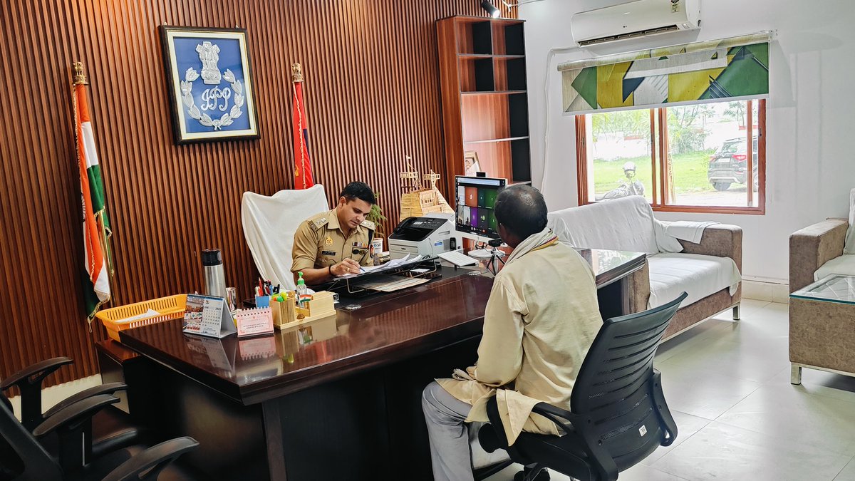 sonbhadrapolice's tweet image. श्री अशोक कुमार मीणा, पुलिस अधीक्षक सोनभद्र द्वारा आज के जनता दर्शन कार्यक्रम में फरियादियों की समस्याएं गंभीरतापूर्वक सुनी गईं। प्राप्त जन शिकायतों के त्वरित एवं गुणवत्तापूर्ण निस्तारण हेतु संबंधित अधिकारियों को आवश्यक दिशा-निर्देश दिए गए। #जनता_दर्शन #SP_Sonbhadra
@Uppolice