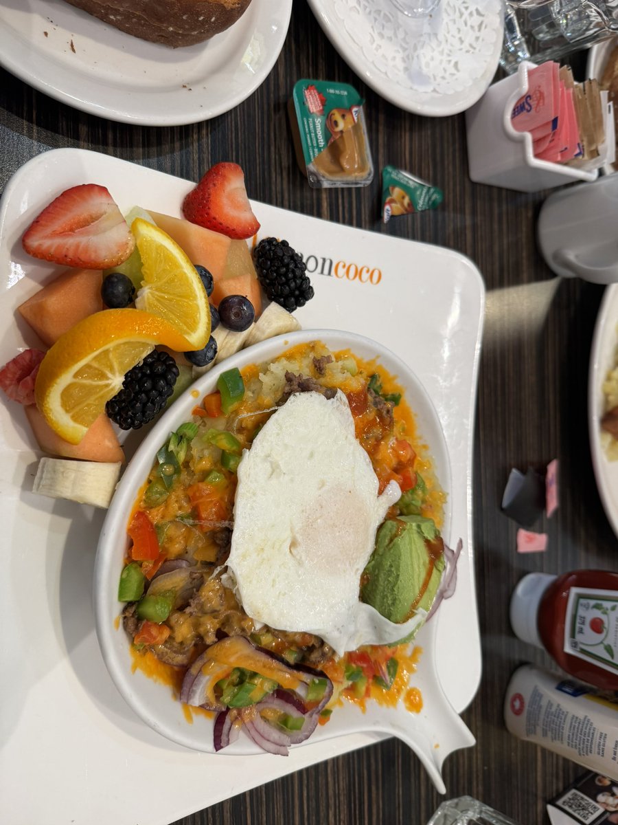 maki1477's tweet photo. カナダ🇨🇦で楽しんでるべ！おいしいものこばかりで確実に太る🥹　日本帰ったらジム行かなきゃ🤣 https://t.co/dsRYrxSvfC