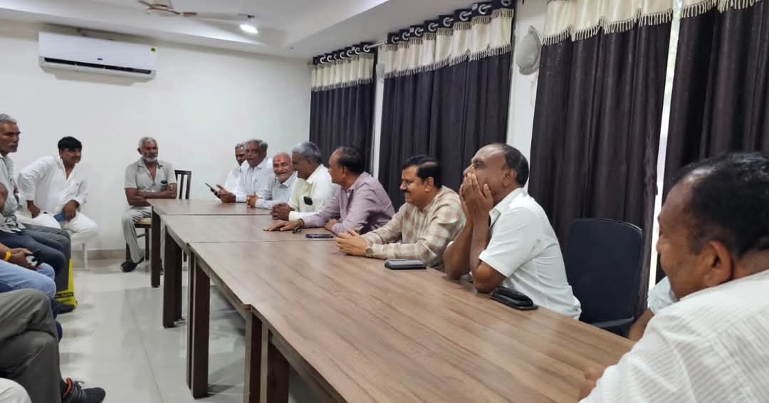 "વેરથી વેર ન સમે, અવેરેજ સમે વેર"

વઢવાણ તાલુકાના રામપરા અને ફૂલગ્રામ ગામના બે જ્ઞાતિના લોકો વચ્ચે ભૂતકાળમાં ઝઘડો થયેલ હતો. તે બાબતે આજે બને જ્ઞાતિના લોકો અને આગેવાનોની ઉપસ્થિતિમાં સાથે બેસાડી સમાધાન કરાવ્યું.

આ ઝઘડાનું સુખદ સમાધાન થવાથી આનંદની લાગણી અનુભવું છું.