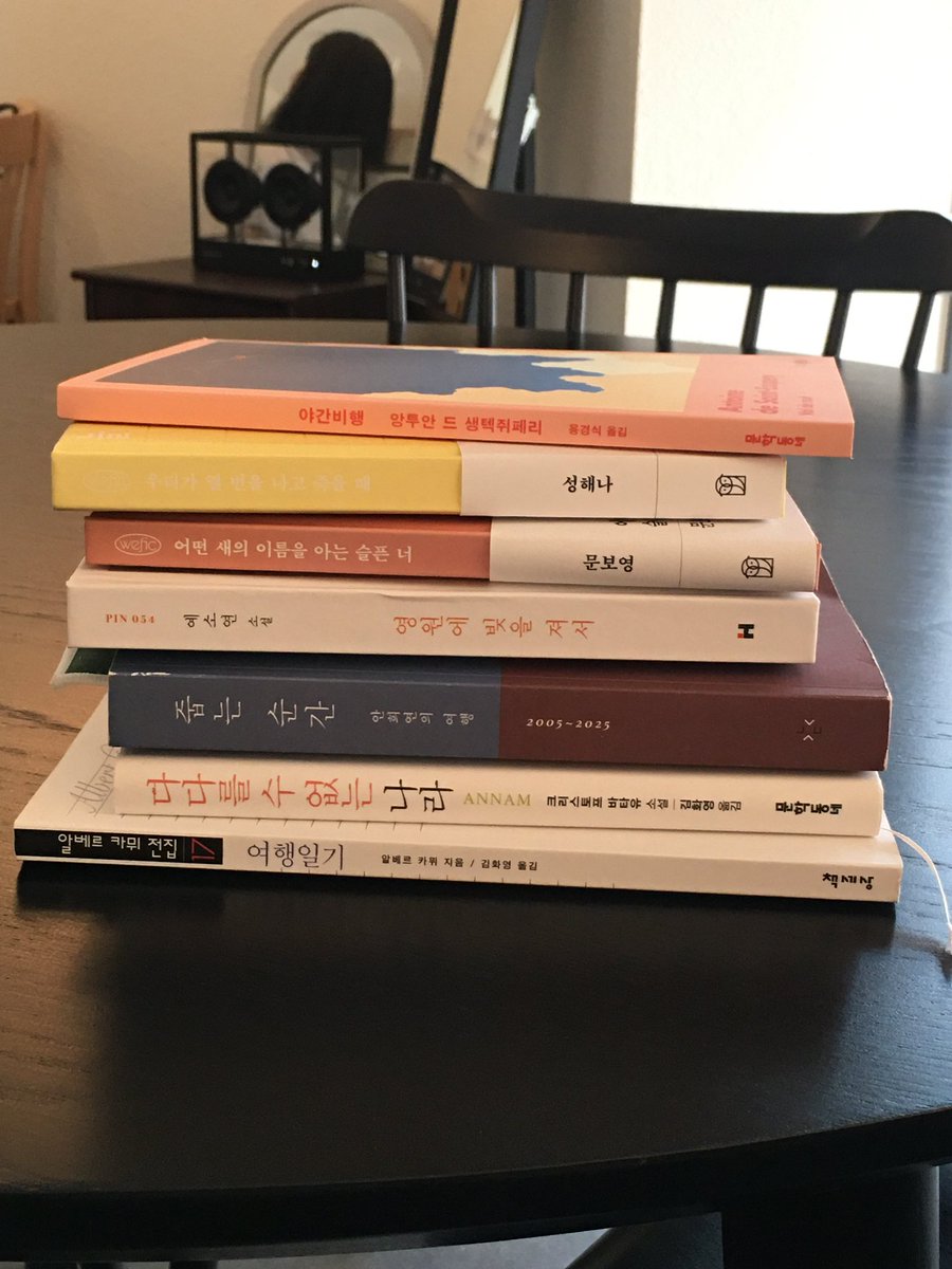 f1uster's tweet image. 7월 소소모임도 완료 📚

이번 달 주제는 여행이었는데요 
저는 안희연 산문 『줍는 순간』을 가져갔어요
그리고 『여행일기』 『우리가 열 번을 나고 죽을 때』를 빌렸음 ( * ´･з･` *)♪