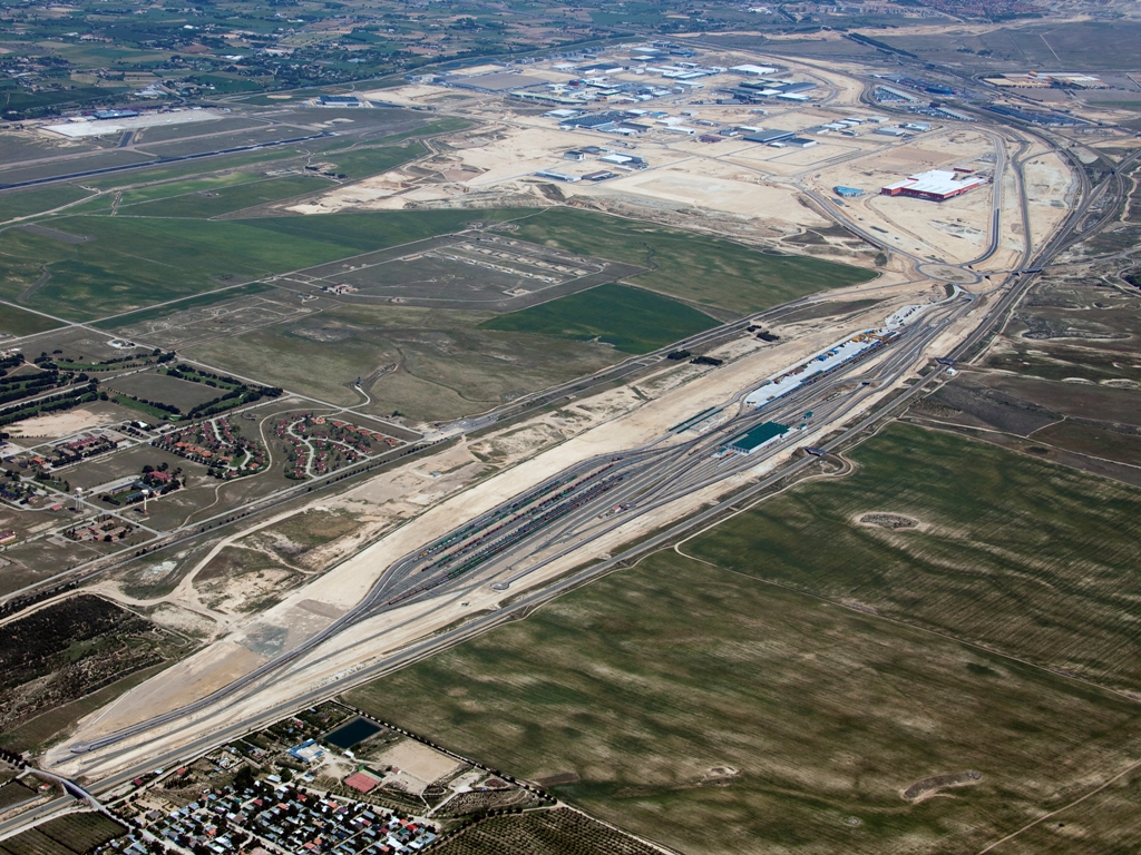 MatuteDuarte's tweet image. Transportes adjudica por 2,8 M€ el proyecto para conectar en ancho estándar la plataforma logística de Zaragoza Plaza. Se definirá técnicamente el despliegue de un tercer carril que permitirá el acceso tanto en ancho estándar como en ibérico (ancho mixto), con una inversión…