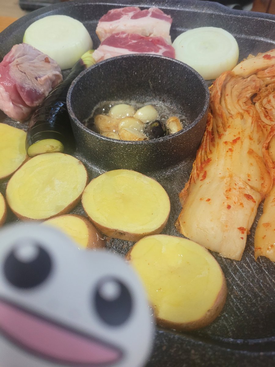 BELLJIAN_'s tweet image. 😋 냥냠