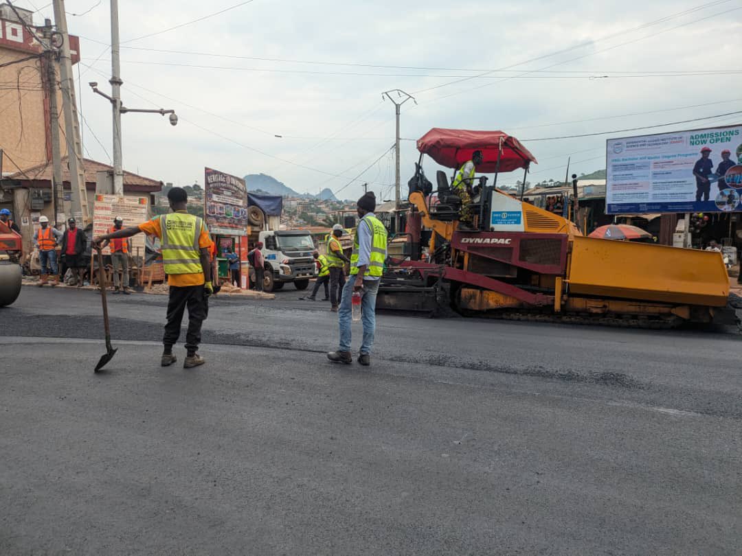 YokiOnana's tweet photo. Dans notre arrondissement, les routes changent de visage.
Plusieurs chantiers sont en cours : on gratte, on nivelle, on bitume.
C’est pas encore fini, mais on avance.
Merci à tous pour la patience et le soutien 💪🏾 #TravauxEnCours #OnAvance https://t.co/JJfTeSD7PQ