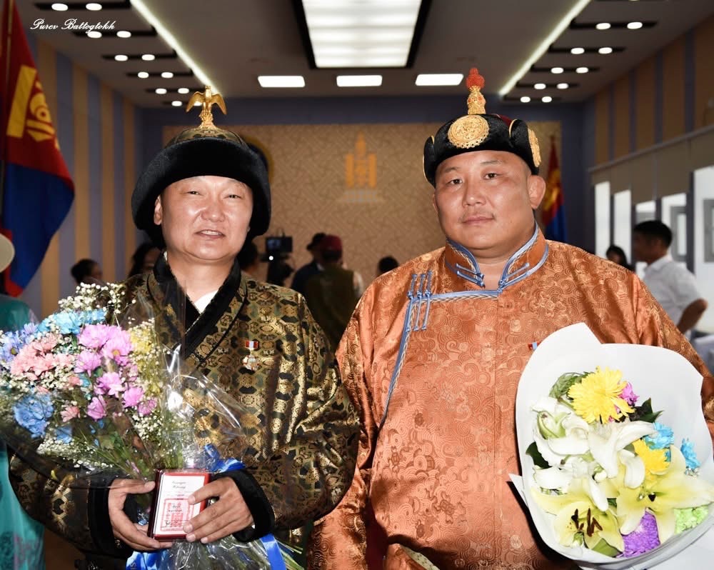 UBn_mn's tweet image. Увсаас төрсөн АЖ, МУГТ 🥰

Увс аймгийн түүхт 100 жилийн ойгоор
- МУГЖ Самандын ЖАВХЛАН &quot;Ардын жүжигчин&quot; цолоор
- МУ-ын Дархан аварга Намсрайжавын БАТСУУРЬ &quot;Гавьяат тамирчин&quot; цолоор шагнагдлаа. Шагналыг МУ-ын Ерөнхийлөгч Ухнаагийн ХҮРЭЛСҮХ гардуулан баяр хүргэлээ.