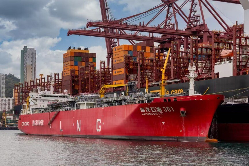 thisisGBA's tweet image. #Trade | #Guangzhou's bonded logistics trade soared to RMB56.65 billion in H1 2025, up 29.9% YoY, driving 13.6% of the city's foreign trade growth! 🚀
#Nansha, Baiyun Airport, and Huangpu zones led with a 42.7% surge, covering just 0.1% of land but 18.9% of trade. 📈
Growth…