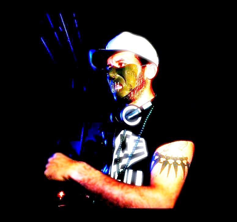 VperVitriol's tweet image. In Lomellina va di moda una certa estetica del male, orrorifica e oscura.
Questo è un evento del 2016 a Tromello (ne parlerò poi) in cui sembra Halloween ma è estate.
È come se ci fosse in zona un trend ben preciso, in cui si condividono e si aderisce a certe idee...
#Garlasco