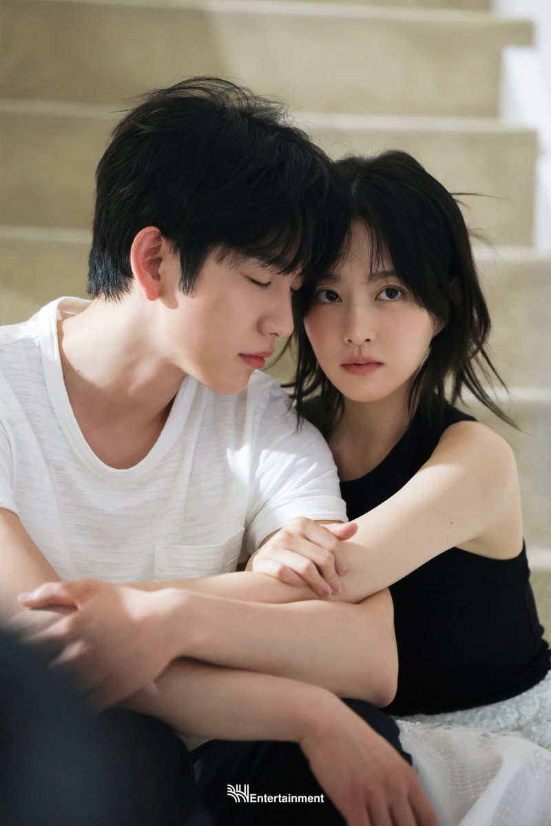 withjinyoung922's tweet image. 아 너무 좋아 .. 제발 더줘요