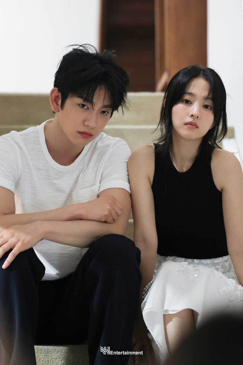 withjinyoung922's tweet image. 아 너무 좋아 .. 제발 더줘요