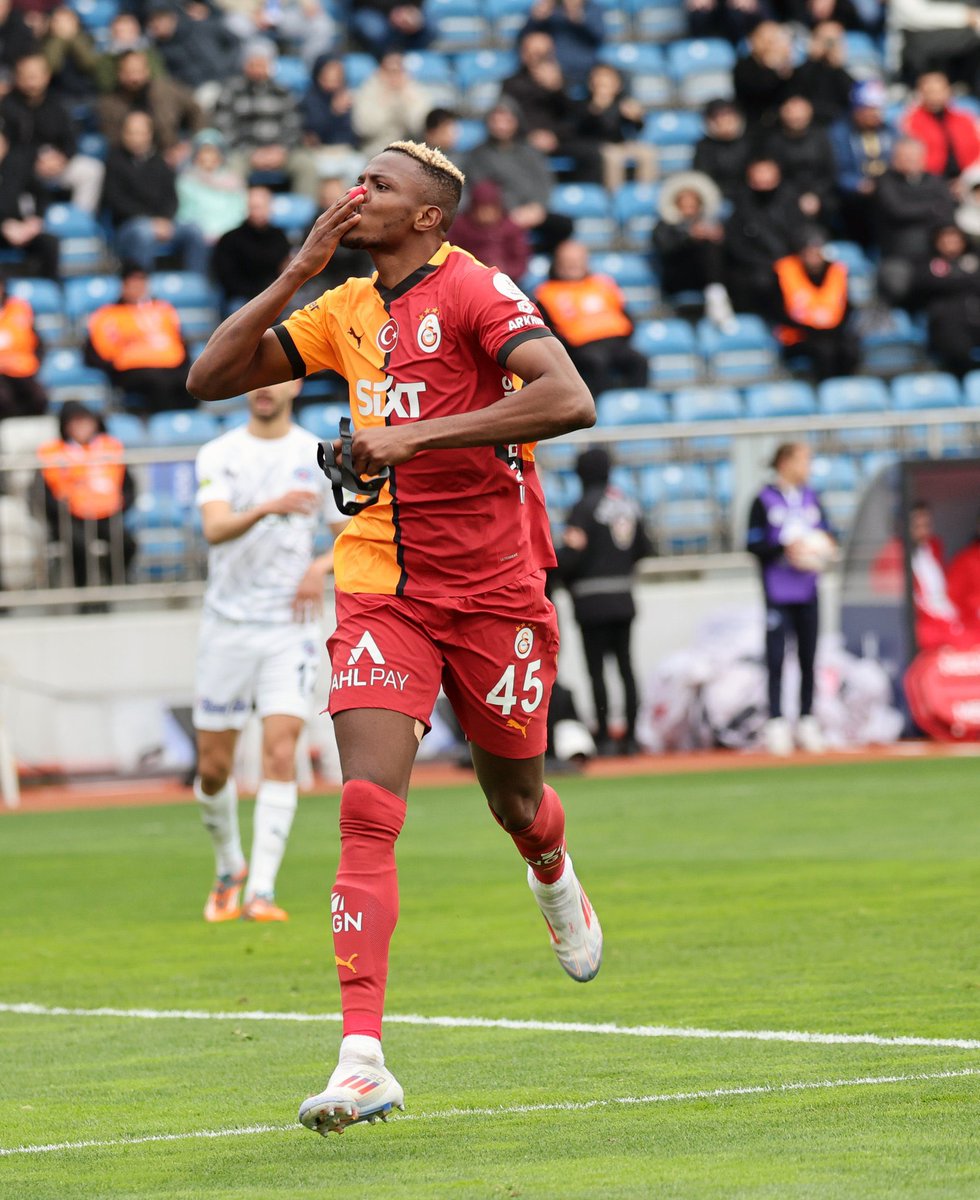 Dünyanın en pahalı transferlerinden birisi olacak . Giydiği 45 numara için Manisalılar ek vergiye tabi olmalı, dünya yıldızı 45 numara giyiyor. Herkesin dilinde 45 , Aziz Yıldırım bile Osimhen 45 numara diyor. Sayesinde Fenerbahçeli çocuklar bile sırtına 45 numara yazdırıyor…