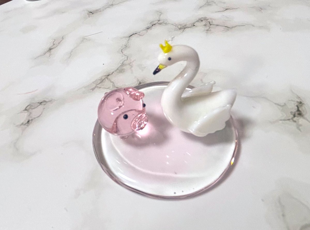 rararkgk_u's tweet image. この可愛いガラス細工の概念を見てください🐖🦢