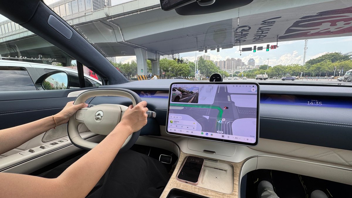 Klp168's tweet image. "The navigation of ET9 is so easy to use because it has a detailed map of 99% of the roads in the country (even the lane lines of small roads in towns and villages are clearly marked), and the radar and camera on the car that "see the road" in real time."
