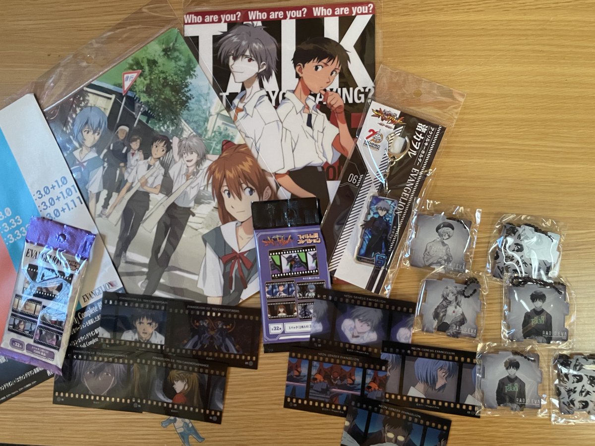 KouMark6's tweet image. 今回は下敷きとアクキーと
フィルムシート各2パックずつ
ラジエヴァのやつは被りまくったけど、
フィルムはカヲルくん率高くて嬉しい🫶