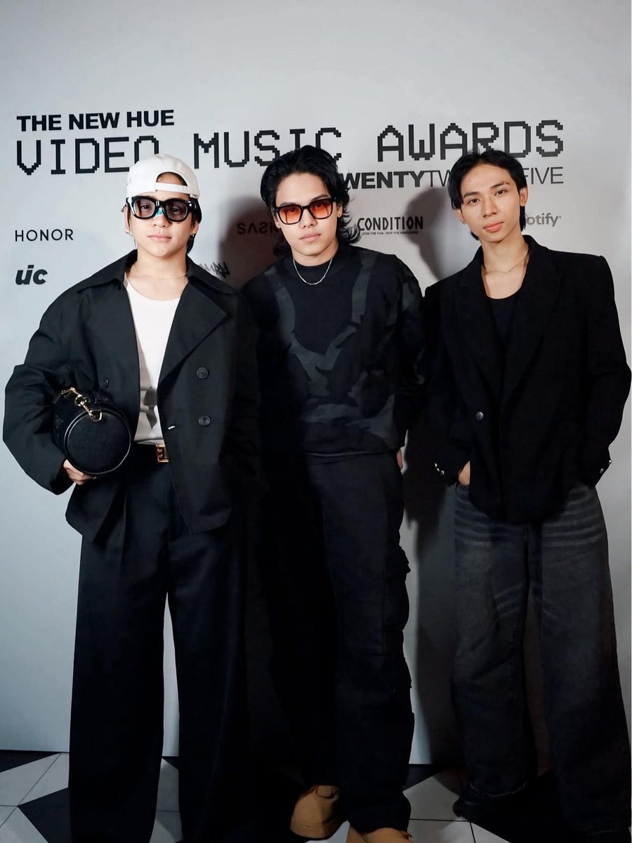 champsfactory's tweet image. ALAMAT: Redefining talent and style at The New Hue Music Video Awards 2025. 🌟🔥
📷 : viva_records ig & fb
🔗instagram.com/p/DMpWzTFJQuz/…
🔗facebook.com/share/p/1CJNcx…
#ALAMAT #ALAMAT_TOMAS #ALAMAT_RJI #ALAMAT_TANEO