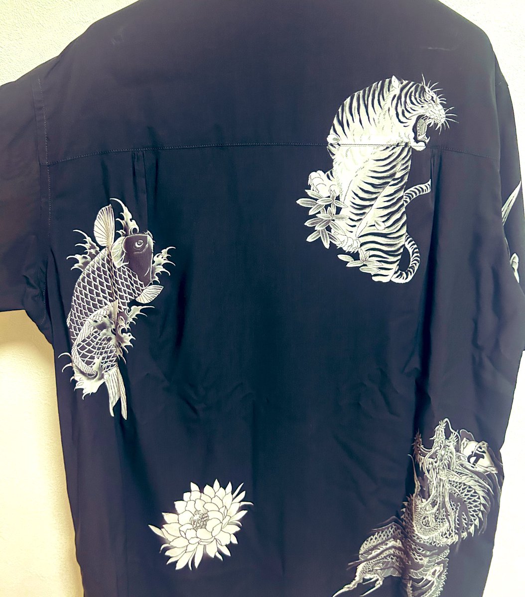 tomorrow298's tweet image. Yohji Yamamoto × 龍が如く コラボのアロハシャツきちゃ！
メインキャラたちの刺青柄！

めっちゃ高かったけど大満足！！