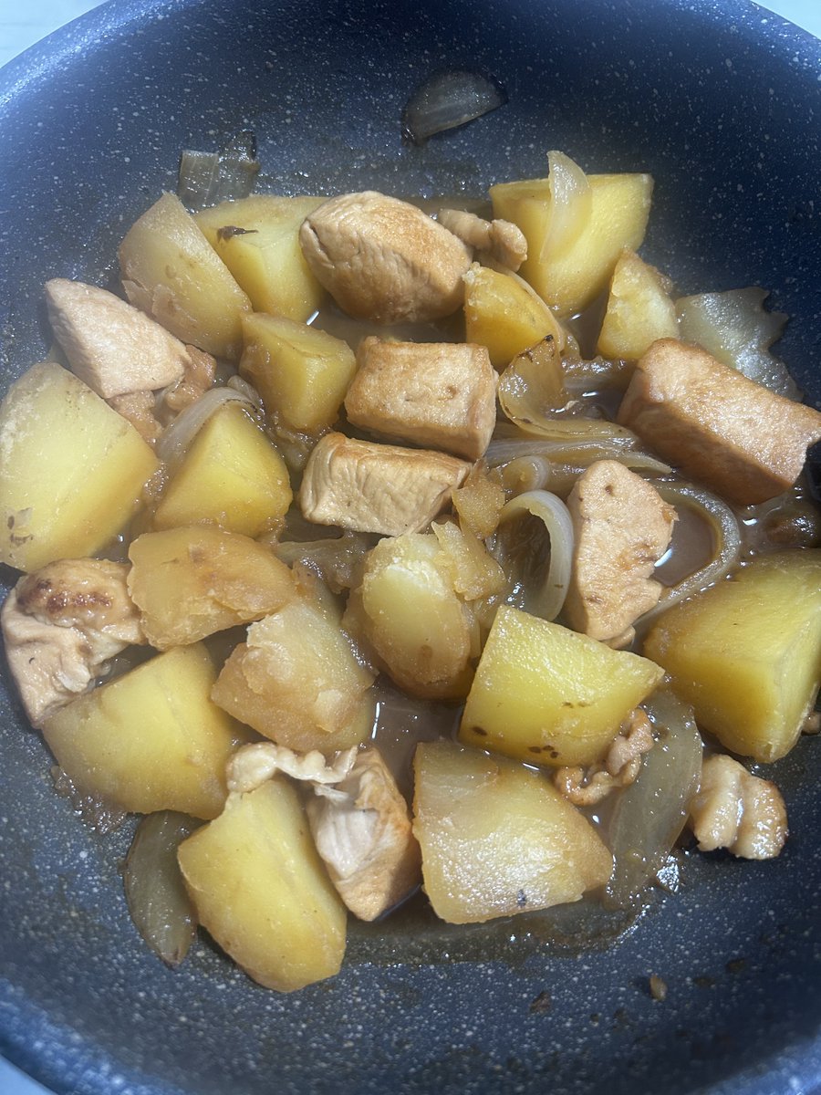 ajirinth's tweet image. 鶏肉とじゃがいもの煮物！
ﾟ｡･＿φ&quot;(･ω･｀)ｸﾞｯﾂｸﾞﾂ