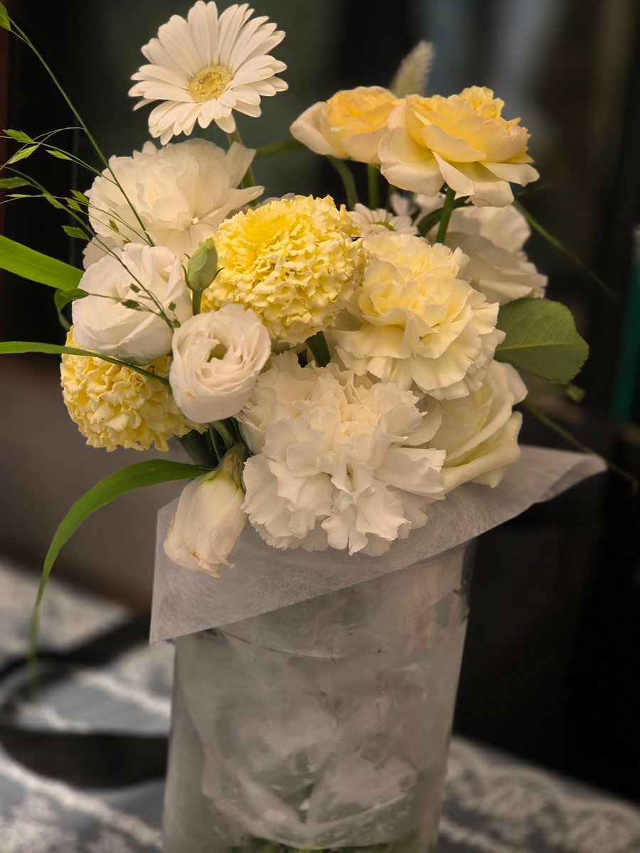 대전사람 수부씨에서 복숭아특급 애프터눈티세트 먹음 개인적으로 망고시즌보다도 복숭아 시즌이 더 맛있고 만족했음ㅠㅠ🍑🩷 같이간 친구들 두명이 생일이어서 왕관(ㅋㅋㅋㅋㅋ)도 씌워주시고 중간에 꽃도 들여놔 주셔서 넘 좋았음