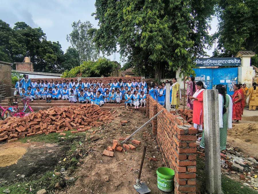 NNBharatvarsh's tweet image. बलरामपुर : कॉलेज के बगल बन रहा सेल्फी पॉइंट
छात्राओं ने किया विरोध प्रदर्शन 
छात्राओं ने साइकिल स्टैंड बनाने की मांग की 
 राजकीय बालिका इंटर कॉलेज की छात्राएं #Balrampur#StudentsProtest #SelfiePoint #EducationNews