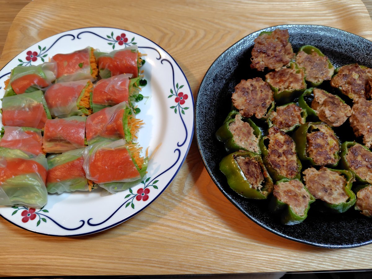 yukiechan555's tweet image. 7月28日(月)の夕食
ピーマンの肉詰めをちら見せ
生春巻き
ヤマサのチーズ巻
玉ねぎ人参かきたま汁
デザートはぶどう
🚗のブレーキランプが点灯しっぱなしになってディーラーに修理して貰うのにバタバタ💦
#おうちごはん