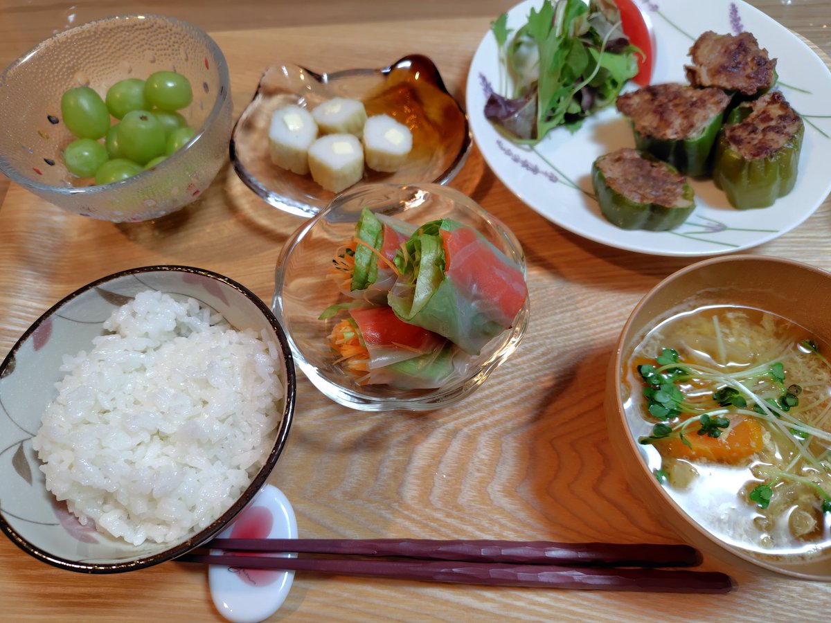 yukiechan555's tweet image. 7月28日(月)の夕食
ピーマンの肉詰めをちら見せ
生春巻き
ヤマサのチーズ巻
玉ねぎ人参かきたま汁
デザートはぶどう
🚗のブレーキランプが点灯しっぱなしになってディーラーに修理して貰うのにバタバタ💦
#おうちごはん
