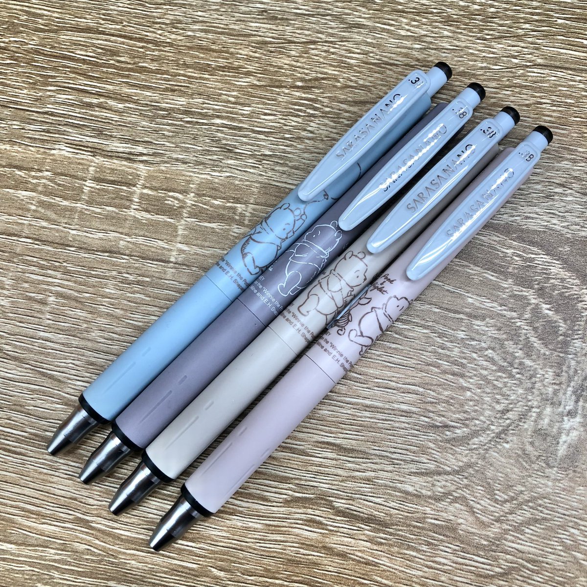 Hi_NOTE_isesaki's tweet image. どこかなつかしい&かわいい…そんなくまのプーさん柄のサラサナノがゼブラから登場🧸
手帳に書くのにおすすめな0.38のジェルボールペンです✨
数量限定でなくなり次第終了なので、気になる方はお早めにハイノート伊勢崎店までどうぞ☺️
1本 税込330円、4色セット 税込1320円
#ハイノート伊勢崎店 #文具