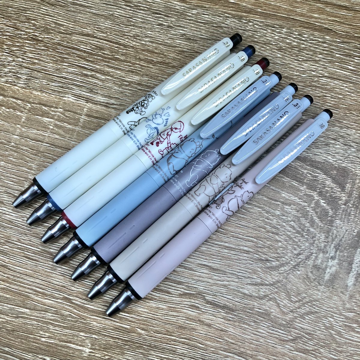 Hi_NOTE_isesaki's tweet image. どこかなつかしい&かわいい…そんなくまのプーさん柄のサラサナノがゼブラから登場🧸
手帳に書くのにおすすめな0.38のジェルボールペンです✨
数量限定でなくなり次第終了なので、気になる方はお早めにハイノート伊勢崎店までどうぞ☺️
1本 税込330円、4色セット 税込1320円
#ハイノート伊勢崎店 #文具