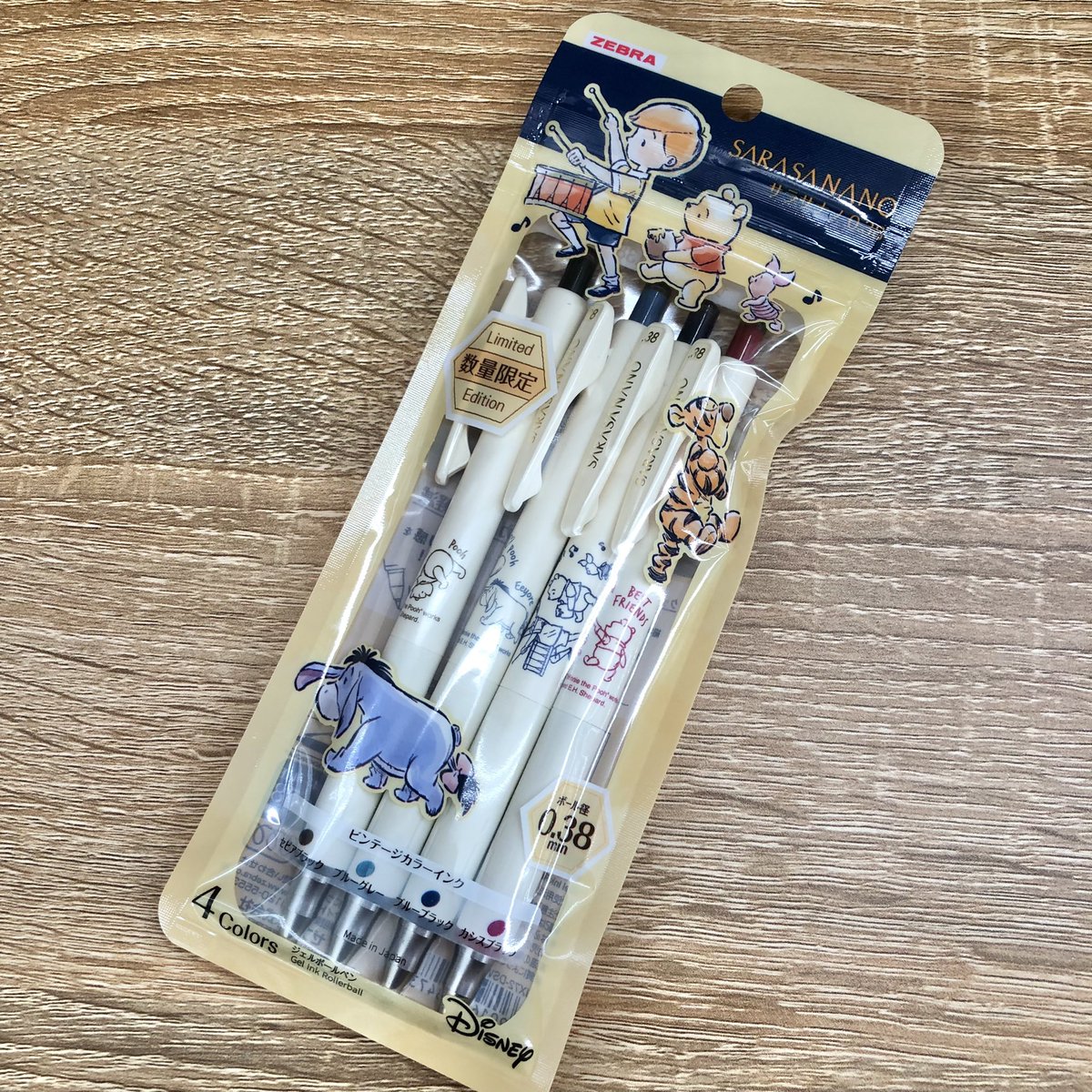 Hi_NOTE_isesaki's tweet image. どこかなつかしい&かわいい…そんなくまのプーさん柄のサラサナノがゼブラから登場🧸
手帳に書くのにおすすめな0.38のジェルボールペンです✨
数量限定でなくなり次第終了なので、気になる方はお早めにハイノート伊勢崎店までどうぞ☺️
1本 税込330円、4色セット 税込1320円
#ハイノート伊勢崎店 #文具