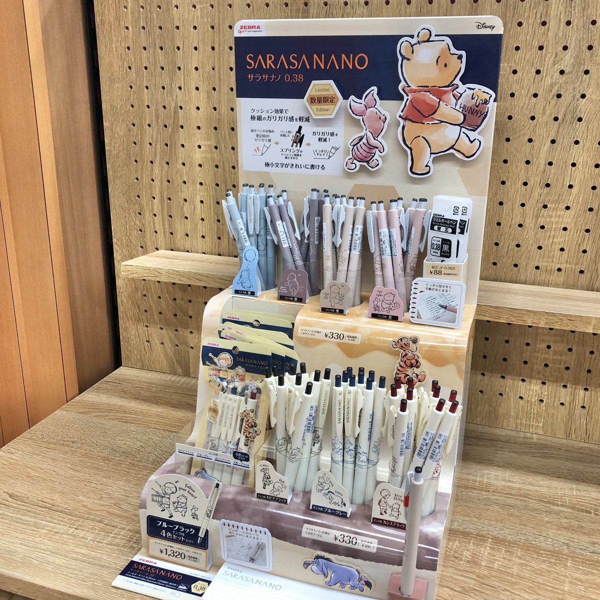 Hi_NOTE_isesaki's tweet image. どこかなつかしい&かわいい…そんなくまのプーさん柄のサラサナノがゼブラから登場🧸
手帳に書くのにおすすめな0.38のジェルボールペンです✨
数量限定でなくなり次第終了なので、気になる方はお早めにハイノート伊勢崎店までどうぞ☺️
1本 税込330円、4色セット 税込1320円
#ハイノート伊勢崎店 #文具