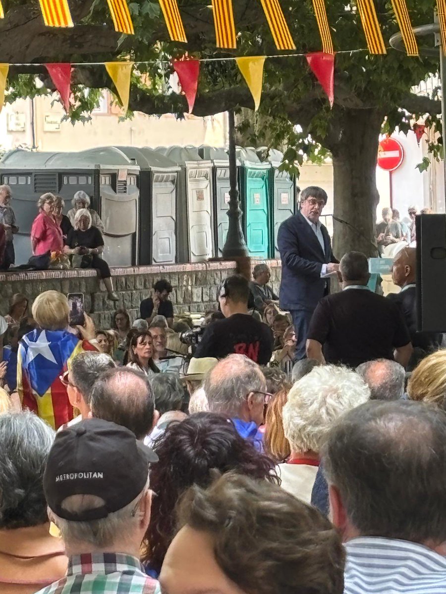 estimemvilanova's tweet photo. Ahir @juntsvng va estar present a l’acte de commemoració del 5è aniversari de @JuntsXCat celebrat a Prats de Molló.

💛Orgull de MHP @carlespuigdemont . Compromís, esperança i futur pel nostre poble.

Gràcies a tots i totes els que vau ser-hi presents. Seguim caminant junts! https://t.co/KDnu16tJI2