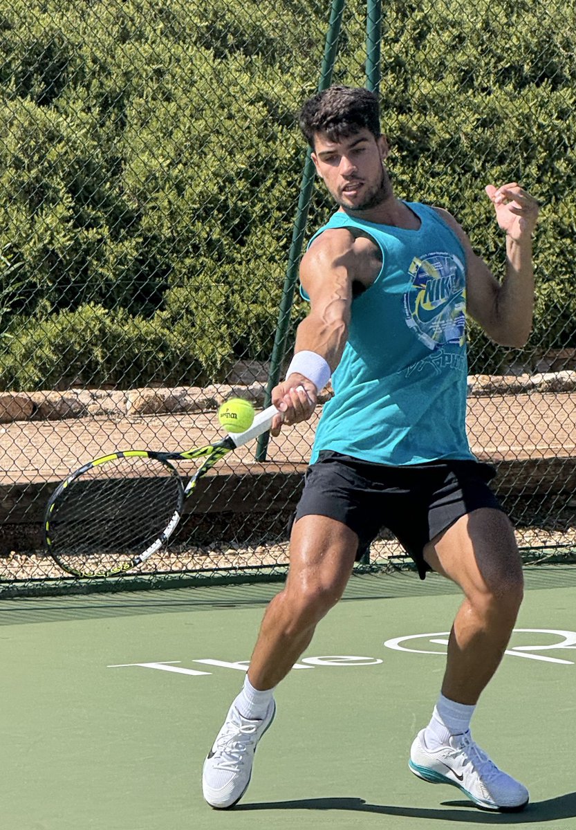 bIuezoya's tweet image. sleeveless blue shirt for practice omg??