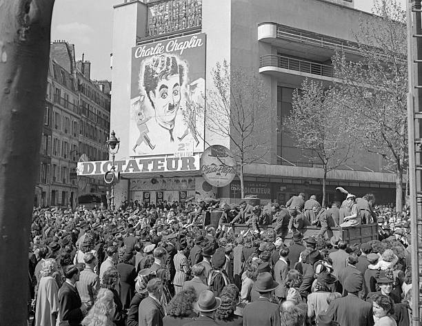 📸 Keystone-France. 
Le Dictateur au Gaumont-Palace, rue Caulaincourt 
1944. Paris France Cinéma