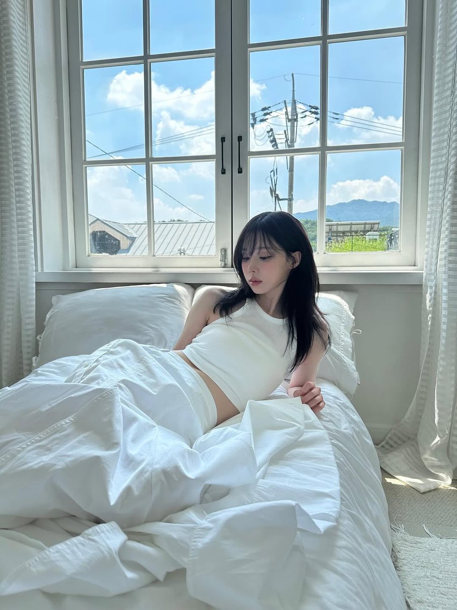 aespacyforyou's tweet image. no way in hell that she isnt a girl kisser….JUST LOOK AT THAT POSE, SHES HERE FOR THE WOMAN!!!