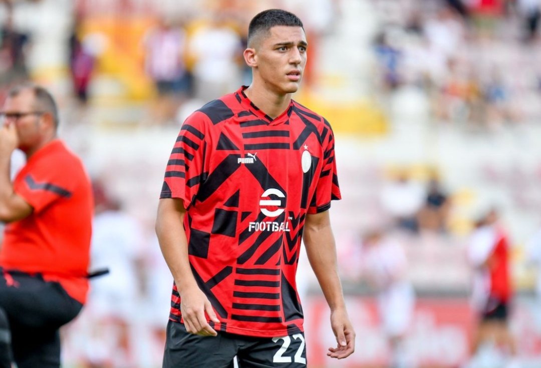 🔴⚫️ AC Milan and Aberdeen have re-opened talks over a move for 2004-born striker Marko Lazetic after January attempt. AC Milan are open to letting him go on a permanent deal retaining a significant sell-on %. 🇷🇸 #ACMilan #Aberdeen <a href="/SkySport/">skysport</a> w/<a href="/AnthonyRJoseph/">Anthony Joseph</a>