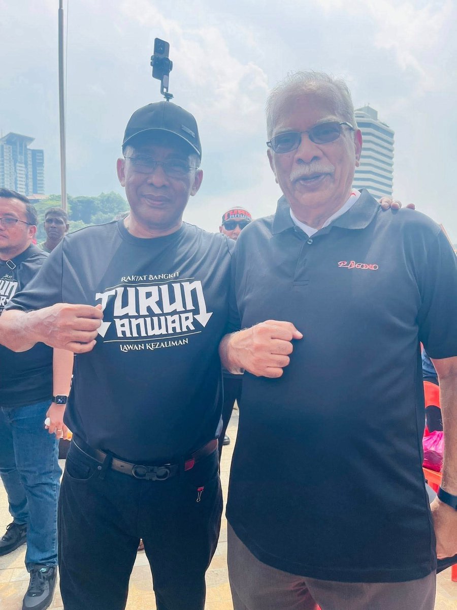 _haidafitri_'s tweet photo. Dulu lebai jerit gila2 dia ni anti islam . Sekarang dah cium mulut wakakaka 🤣😅😂
Asal kan gang dia semua halal ! Niamma https://t.co/n02b9h0Aiv