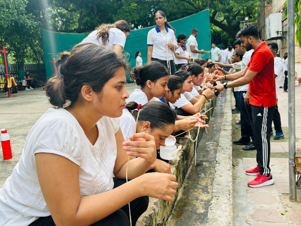 mdniy's tweet image. मो.दे.रा.यो.स. परिसर में डीडीए स्पोर्ट्स कॉम्प्लेक्स में चल रहे फाउंडेशन कोर्स के ऑफलाइन बैच के 160 छात्रों ने पहली बार षट्कर्म कार्यशाला में हिस्सा लिया। इस कार्यशाला में छात्रों ने योग में आंतरिक शुद्धि से जुड़ी पारंपरिक यौगिक क्रियाओं की तकनीक के बारे में जाना, जिसमें वमन,…